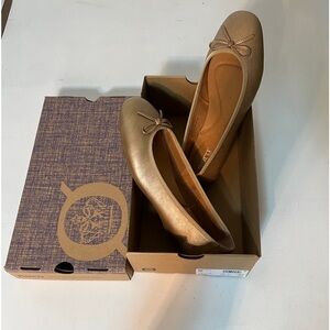 Born Br0018710 Gold metallic 9.5 us Euro 41 width medium